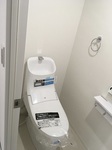 LIXILのトイレはタンク一体式　手洗いが大きく、バックが高くなっているので使い勝手がよくなってます