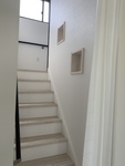 階段はリビングから。しっかりとしたクリエダークの色の手すりも白い壁と、床に対してのアクセントになってます