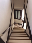 階段です。床の色に合わせてウッドタイルで。滑り止めと手すりも同じ色づかいでとても素敵な階段になりました