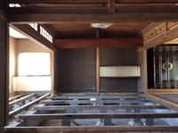 ８帖の床の間付きの和室と８帖の和室が繋がってる状態でした。畳をとって床板をはいでだところです