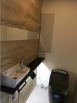 LIXILの最高級トイレ　サティスGです。黒色のおトイレはめずらしいですよね＾＾壁はエコカラットをはって、オリジナル鏡をとりつけ、間接照明で雰囲気を。