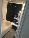 浴室はLIXILのリノビオV1417です　ブルーのアクセントパネルは清涼感がある感じにみせてくれてます