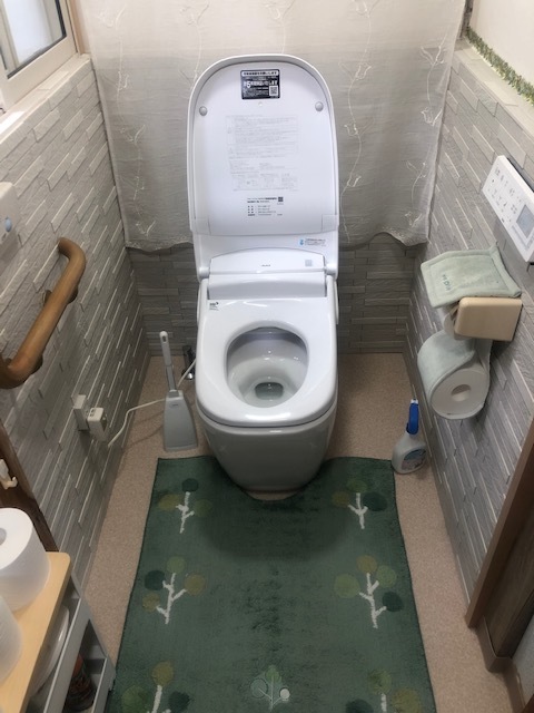 タンクのある古いトイレから、タンクレスのトイレに交換しました。壁もエコカラットを張っていい感じにしあがりました(トイレリフォーム)